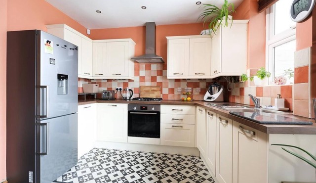 Comfortable Bristol Escape near Gloucester Road
