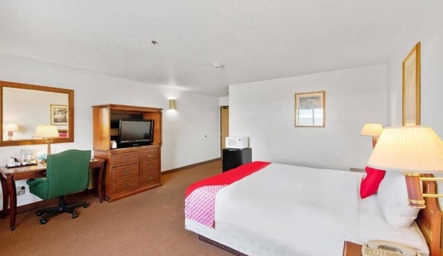 Comfortable Budget Room Near Indiana Dunes Trails & Beachfront Parks