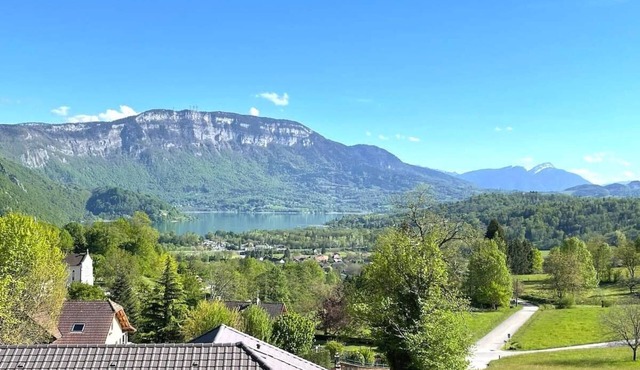 Comfortable Chalet - View of Lake Aiguebelette