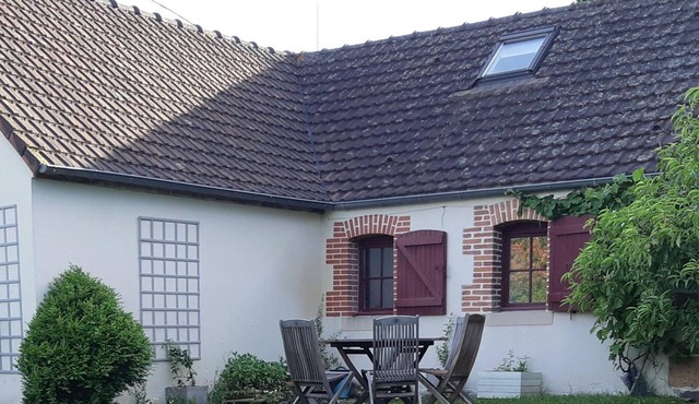 Comfortable cottage near Moulins with garden & wood stove