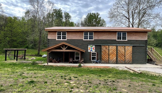 Comfortable cabin. French Lick. Close to everything. Pet friendly. WiFi. Acerage