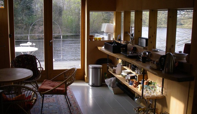 Comfortable cabin over a pond, private access, pontoon.