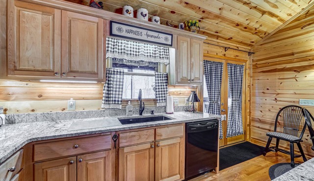 Comfortable cabin with pool access, lovely deck, fireplace & firepit