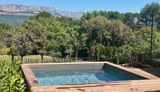 Comfortable cabin with Sainte-Victoire view