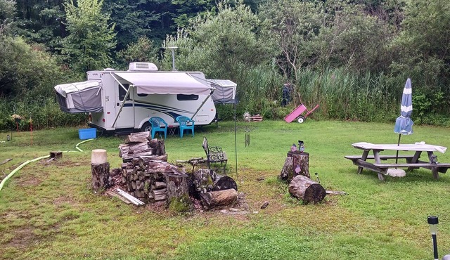 Comfortable Camper a few miles off thruway and area attractions. Fire ring wood