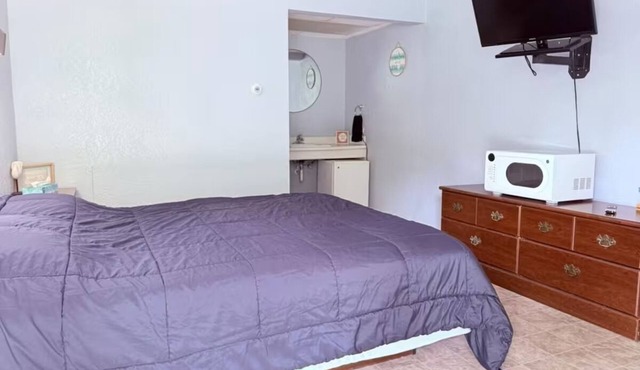Comfortable Castle-Themed Room Near Ida Grove Castles - Pet-Friendly