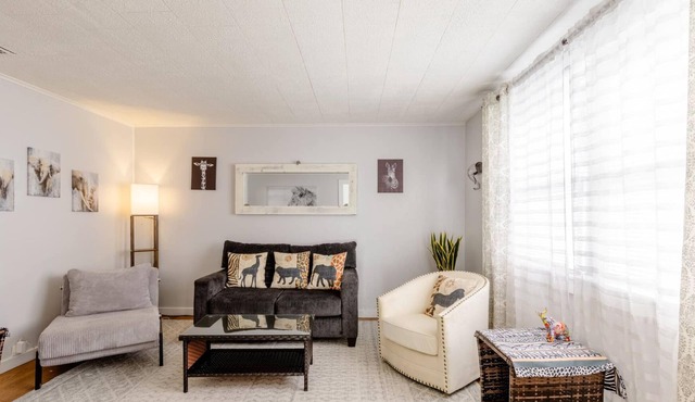 Comfortable, Central Auburn Stay – Ideal for Families, Standard crib sleeps 6