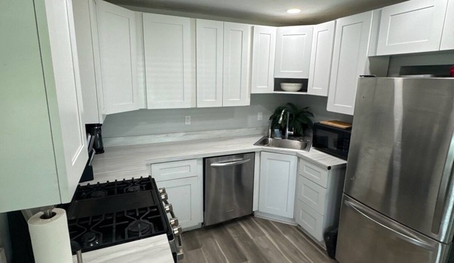 Comfortable centraly located home - 2-bedroom house with AC in Melbourne