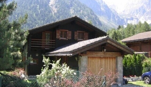 Comfortable chalet in an idyllic area. Fenced garden. Dogs accepted.
