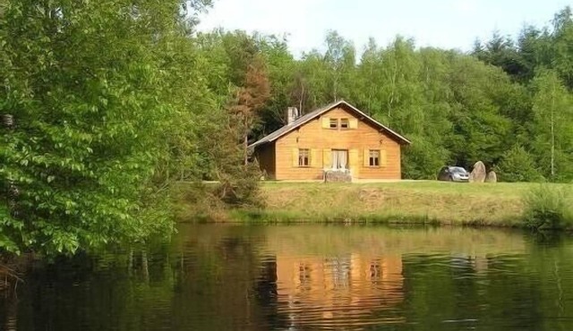 Comfortable chalet with private fishing pond in the heart of the Morvan.