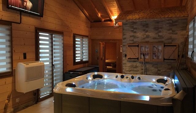 COMFORTABLE CHALET 10 PEOPLE JACUZZI SAUNA BILLARD LAKE VIEW 5MN TOWN CENTER
