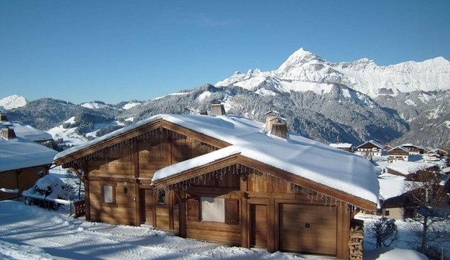 Comfortable chalet for 12 with WiFi and parking, near slopes