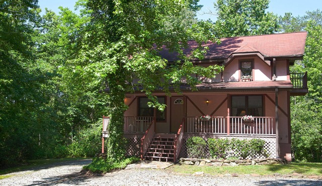 Comfortable Chalet Near TIEC - Full Amenities & Pets