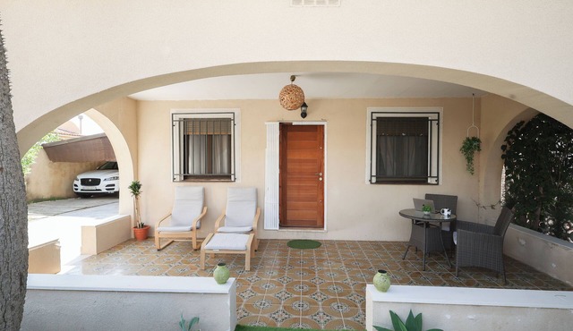 Comfortable chalet on the beach, large outdoor area. Near MET and Golf