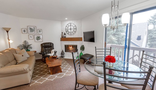 COMFORTABLE CONDO IN THE DENVER TECH CENTER/GREENWOOD VILLAGE!