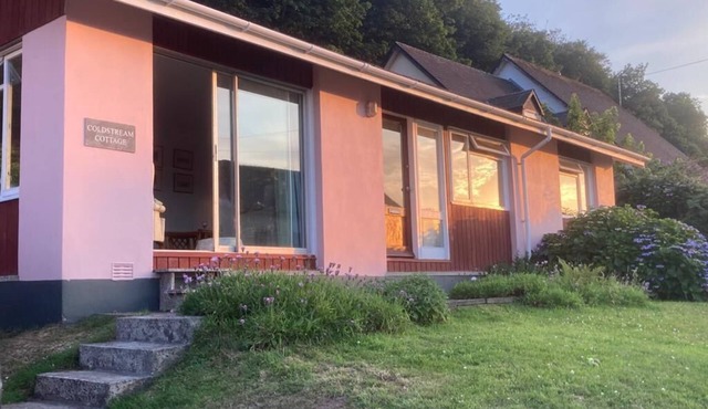 Comfortable coastal cottage 200m from the sea, pub and cafe in delightful Dale.