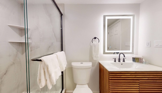 Comfortable Coastal Retreat with Two Queen Beds - Suite Room