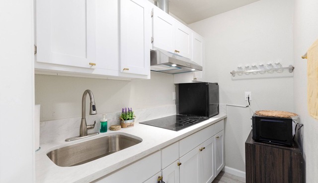 Comfortable Compton 2 Bed APT 3