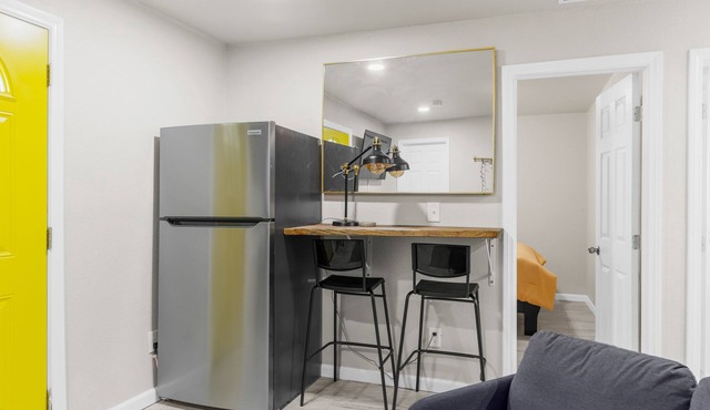 Comfortable Compton 2 Bed APT 1