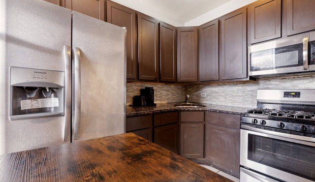 Comfortable Condo In The Heart Of Bronzeville 4 Bedroom Condo by RedAwning