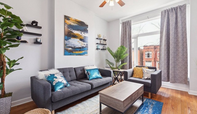 Comfortable Condo in the Heart of Bronzeville by RedAwning