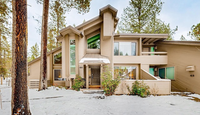 Comfortable condo w/shared pool, SHARC passes, trails, and more!