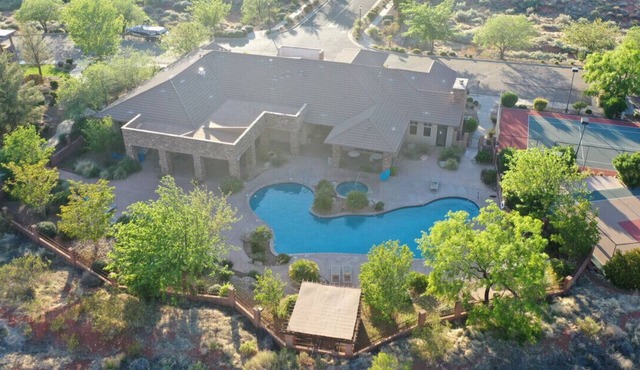 Comfortable condo with indoor/outdoor pool