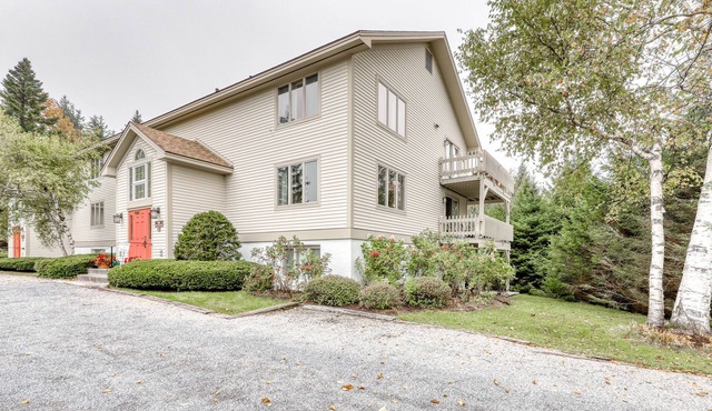 Comfortable condo with pool & clubhouse fitness room, forest views