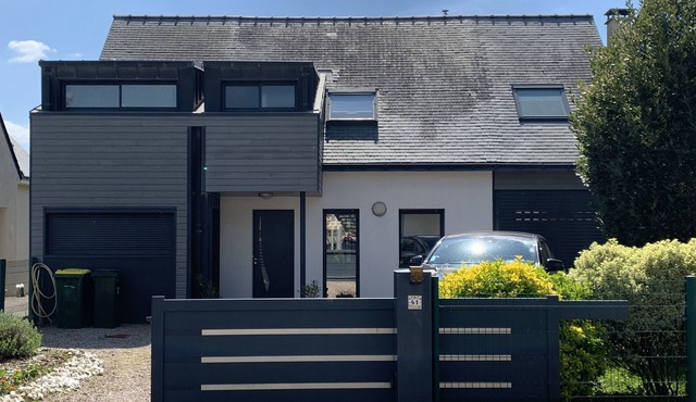 Comfortable, contemporary accommodation 100 metres from the beach (gold mine)