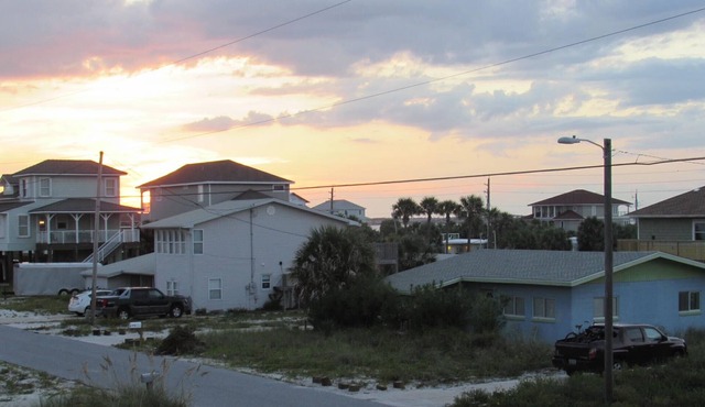 Comfortable Cottage a Block Away from Beach