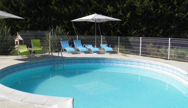 Comfortable cottage for 6 people with swimming pool in lush greenery