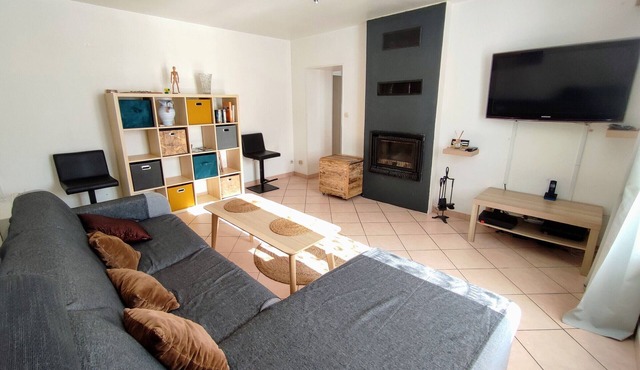 Comfortable cottage with fireplace and parking, near Verdun