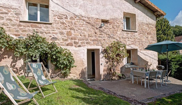 Comfortable cottage in the heart of the Loire with enclosed garden