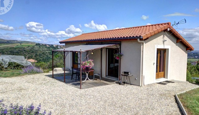Comfortable cottage in Genilac with terrace and garden, ideal for 2 people