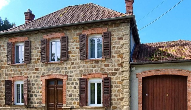 Comfortable cottage in Néronde for 6 people with Wifi and garden