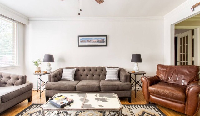 Comfortable Cottage Retreat 4 Bed/2 Bath - Close to Everything!