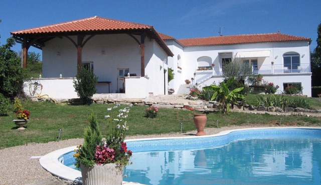 Comfortable cottage with pool in the heart of Quercy