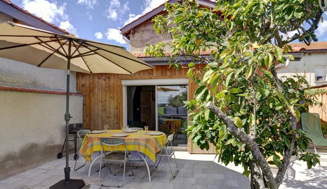 Comfortable cottage with private garden in Balbigny