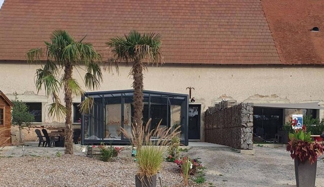 Comfortable cottage with covered pool and spa in Couzon