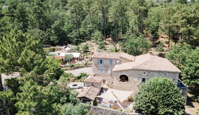 Comfortable country house in the heart of nature, with jacuzzi, sleeps 10