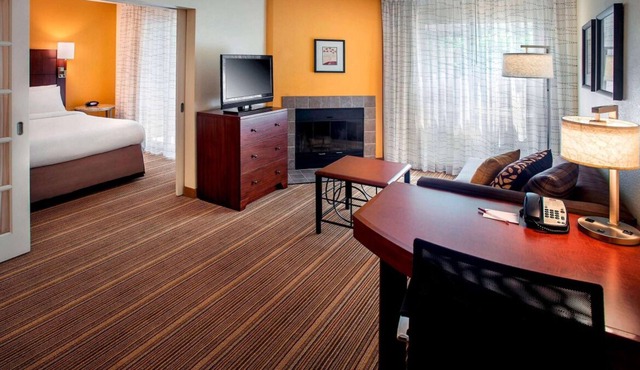 Comfortable Countryside Stay! Free Parking, Onsite Pool, Pets Allowed