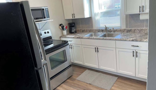 Comfortable Cozy 1 Bed/1 Bath, Awesome Location!