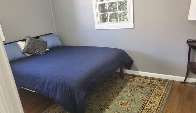 Comfortable Cozy Walk to CAMC King WiFi Remodeled