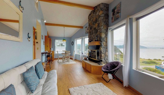 Comfortable, dog-friendly house in town with ocean and Humbug Mountain views