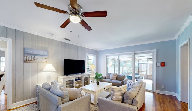 Comfortable, dog-friendly home with private pool, washer/dryer & central AC
