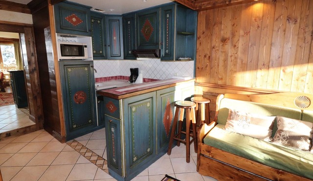 Comfortable Duplex Near Slopes and Shops | Balcony | Sleeps 8