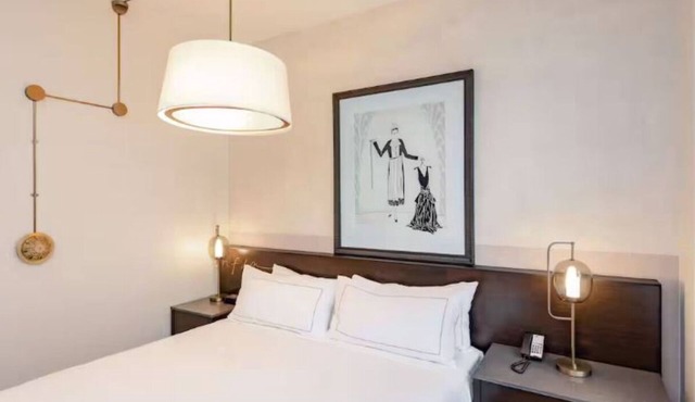 Comfortable Elegance Perfect for Couples – King Bed Near Attractions