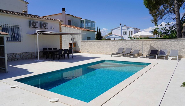 Comfortable house with a pool very close to the beach.