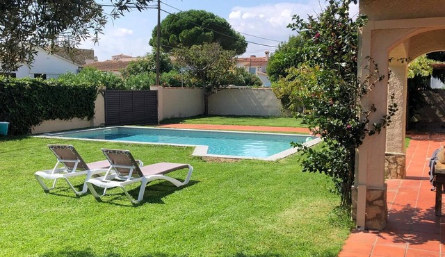 Comfortable House with Private Pool and Garden in Sant Pere Pescador