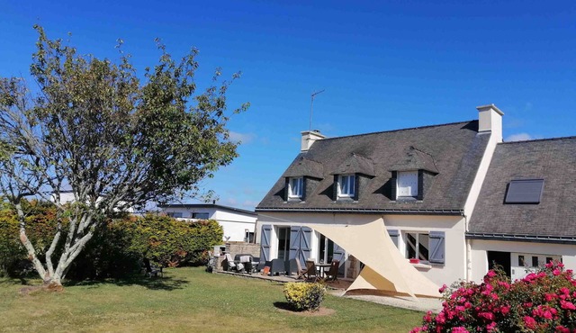 Comfortable family in a quiet area, and ideally located near the sea.